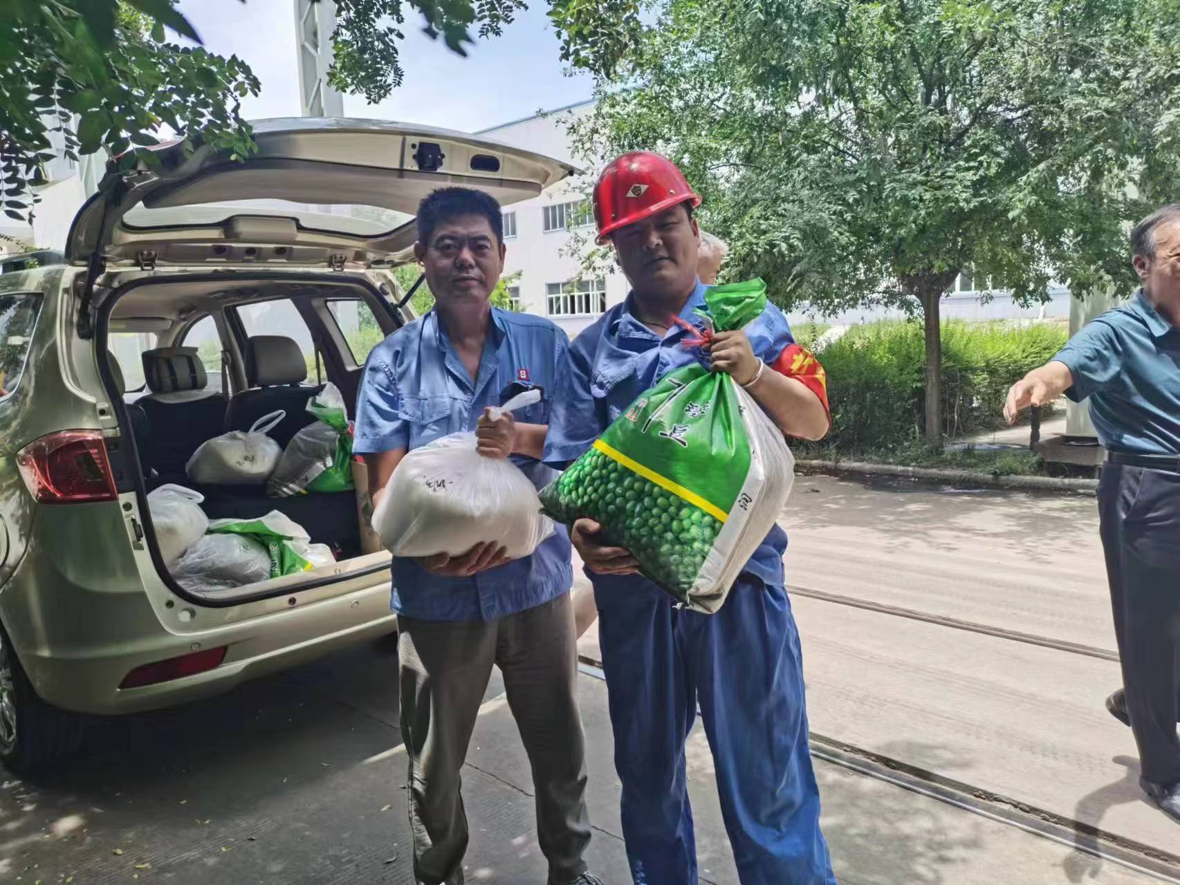 給一線生產(chǎn)車間和工地職工購(gòu)買了一批白糖、綠豆等防暑降溫品送到了車間工地